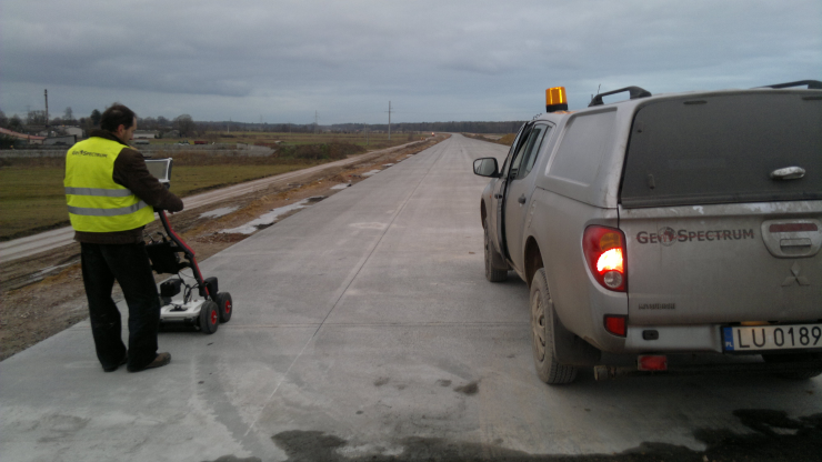 GeoSpectrum - Badania georadarowe weryfikujące jakość wykonania warstw konstrukcyjnych budowanej autostrady z nawierzchnią betonową