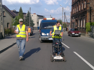 GeoSpectrum - Lokalizacja stref wymyć i rozluźnień podsypki oraz podbudowy drogi za pomocą wielokanałowej metody georadarowej