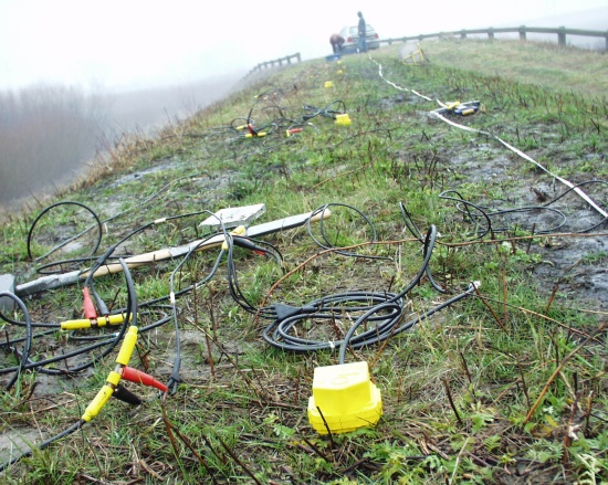 GeoSpectrum - Three-component (3C) seismic surveys at levee