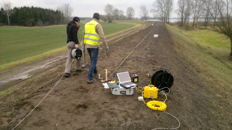 GeoSpectrum - Badania sejsmiczne MASW 2D dla weryfikacji położenia, ciągłości oraz głębokości spągu zakrytej przesłony DSM w modernizowanym wale przeciwpowodziowym