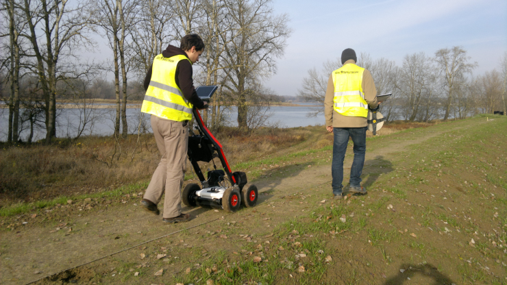 GeoSpectrum - Badania georadarowe wielokanałowe dla weryfikacji położenia, ciągłości i szerokości zakrytej przesłony DSM w modernizowanym wale przeciwpowodziowym